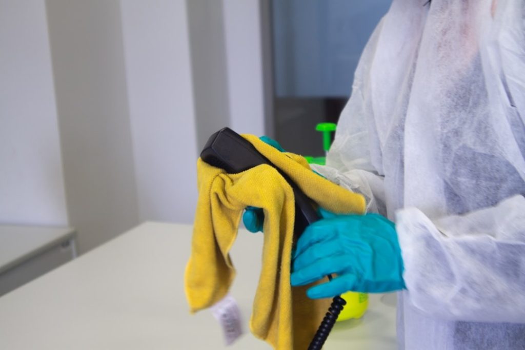 Professionele schoonmaker die stof verwijdert in een nieuwbouwpand tijdens een opleveringsschoonmaak door City Service B.V."