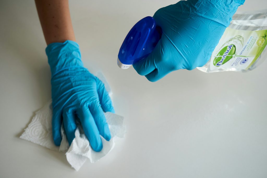 Professionele schoonmaker die een ruimte reinigt, een voorbeeld van de schoonmaakdiensten van City Service B.V.